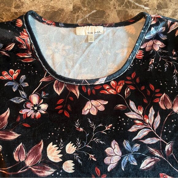 Tru Self Top Women’s Size M Black & Red Floral Short Sleeve Velvety - Picture 6 of 11